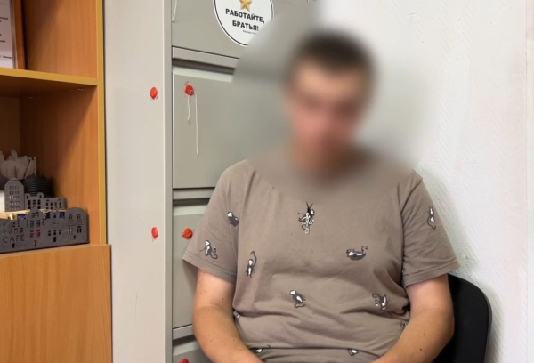 В Нефтеюганске задержали курьера мошенников, обманувших пенсионерку на 1,2 млн рублей В Нефтеюганске задержали курьера мошенников, обманувших пенсионерку на 1,2 млн рублей