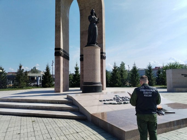 В ХМАО подросток на самокате осквернил мемориал «Воинская Слава» В ХМАО подросток на самокате осквернил мемориал «Воинская Слава»