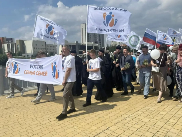 В Сургуте состоялось торжественное шествие в рамках Всероссийского Парада Семьи, посвященного Дню семьи, любви и верности