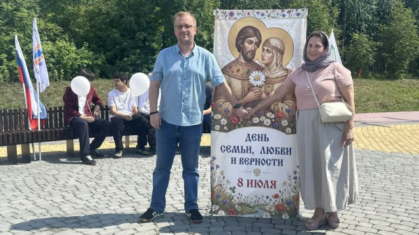 В Сургуте прошло праздничное шествие ко Дню семьи, любви и верности. ФОТО