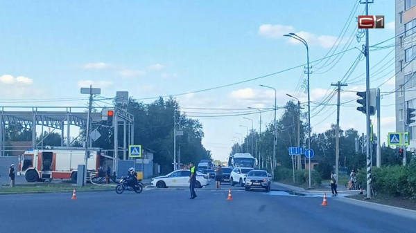 Движение по улице Щепеткина в Сургуте временно перекрыто из-за горящего дома