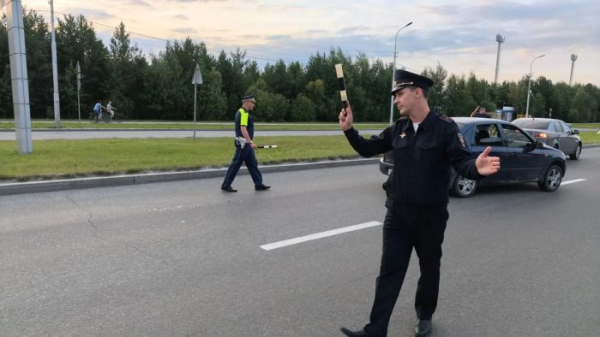 В Сургуте провели масштабный рейд на дорогах: проверили более 370 автомобилей В Сургуте провели масштабный рейд на дорогах: проверили более 370 автомобилей