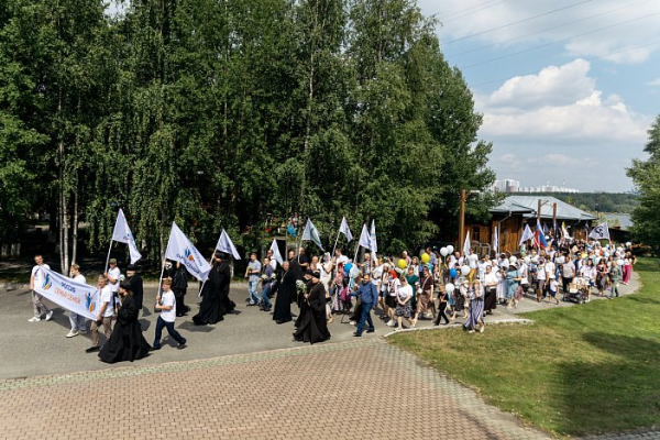 Жители Сургута вышли на массовый парад в честь Дня семьи, любви и верности