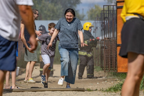 В Сургуте спасатели провели генеральную уборку в приюте для собак
