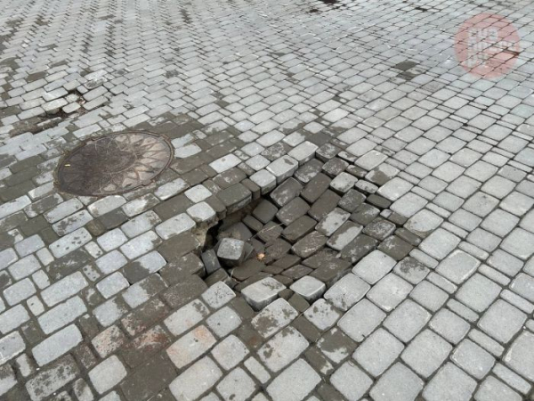 ​В Сквере Журналиста в Сургуте почти год проседает плитка