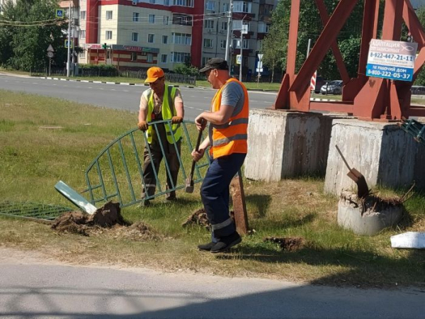 В Сургуте продолжается снос заборов В Сургуте продолжается снос заборов