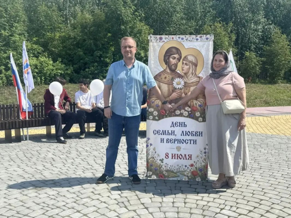 В Сургуте состоялось торжественное шествие в рамках Всероссийского Парада Семьи, посвященного Дню семьи, любви и верности
