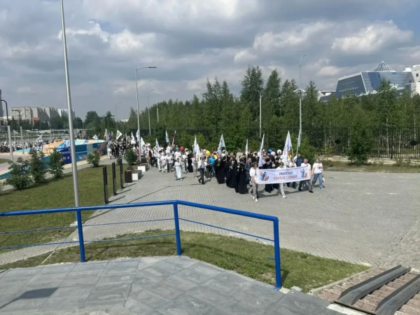 В Сургуте состоялось торжественное шествие в рамках Всероссийского Парада Семьи, посвященного Дню семьи, любви и верности