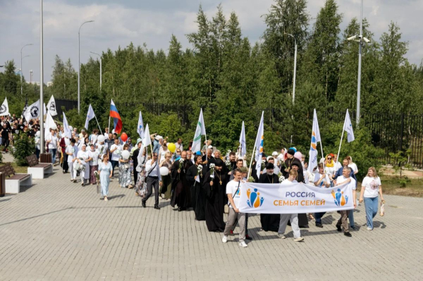 Сургутские семьи прошли во Всероссийском параде семей