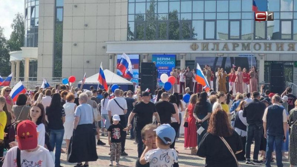 Триколор повсюду: в Сургуте отмечают День российского флага. ФОТО