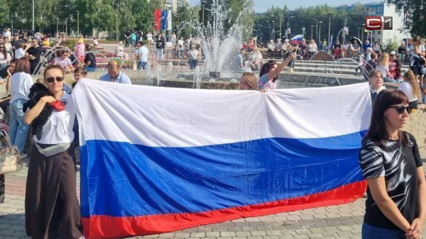 Триколор повсюду: в Сургуте отмечают День российского флага. ФОТО