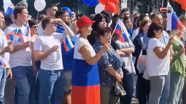 Триколор повсюду: в Сургуте отмечают День российского флага. ФОТО