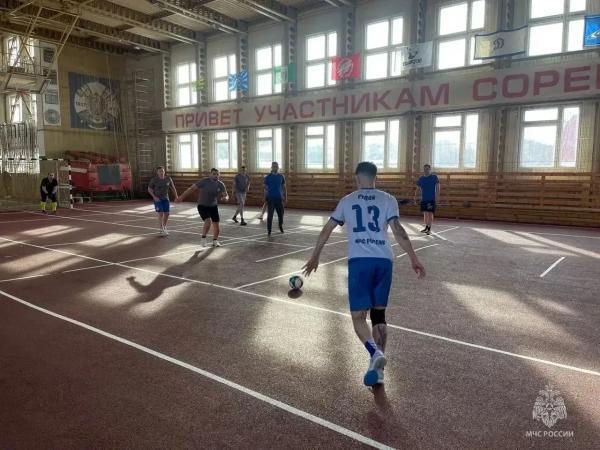 Спорт и отвага: пожарные Сургута и Сургутского района сразились в футбольном турнире