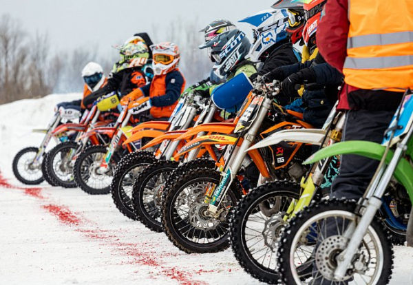 Мотогонщики Сургута покорили зимнюю трассу