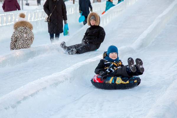 Сургутянам напомнили, как правильно скатываться с горок, чтобы не сломать кости
