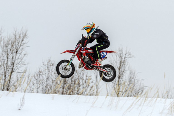 Мотогонщики Сургута покорили зимнюю трассу