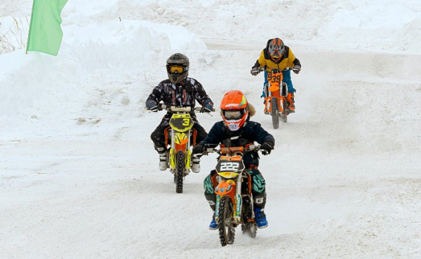 Мотогонщики Сургута покорили зимнюю трассу