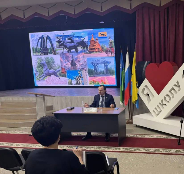 Депутаты Дмитрий Нечепуренко и Богдан Гужва отчитались вчера о своей деятельности за прошлый год перед избирателями Депутаты Дмитрий Нечепуренко и Богдан Гужва отчитались вчера о своей деятельности за прошлый год перед избирателями