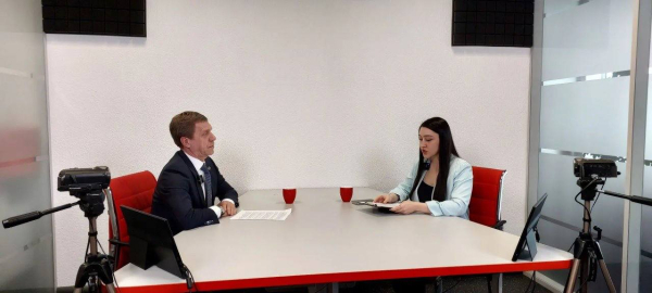 Друзья, коллеги, земляки!. Рассказал в новом выпуске проекта &laquo;ДУМАть и решать&raquo; о том, чем сегодня живёт комитет по городскому хозяйству: от контроля строительства вокзала и школ до ям во дворах и временных решений, которые...