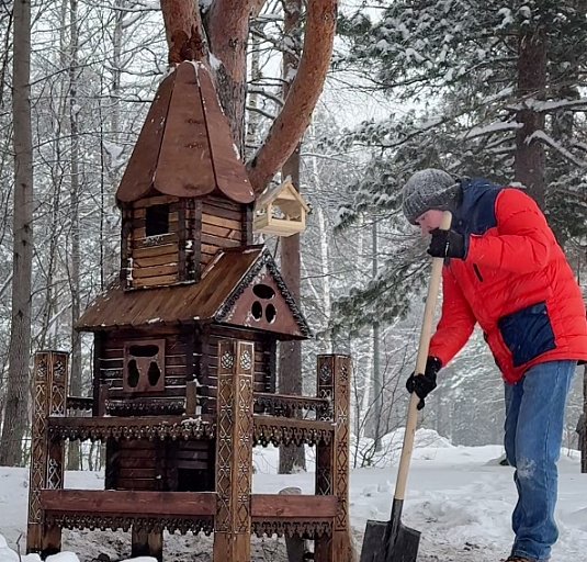 В главном парке Сургута установили арт-кормушки для белок за 800 тыс рублей