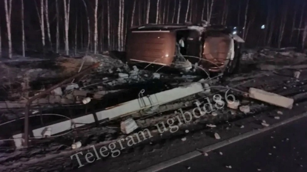 В Югре молодой водитель наехал на опору ЛЭП &mdash; пострадали два человека