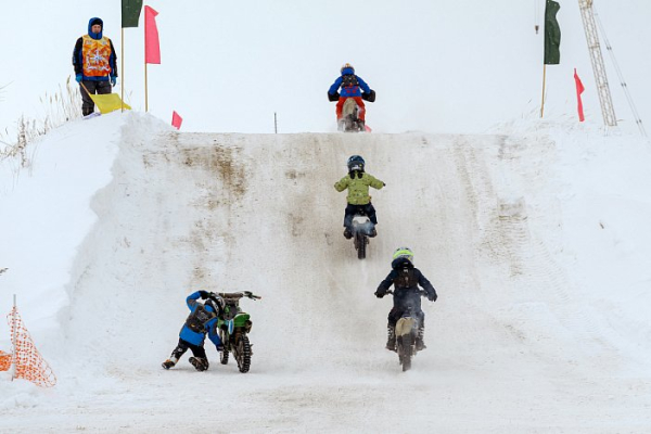 Мотогонщики Сургута покорили зимнюю трассу