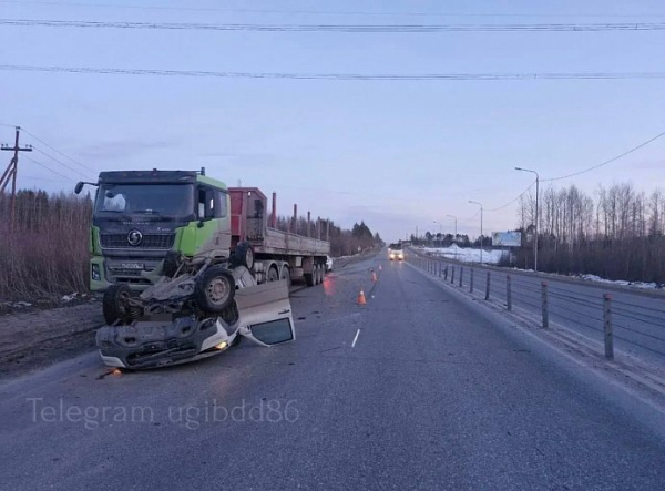 В ХМАО водитель большегруза при перестроении врезался в легковушку В ХМАО водитель большегруза при перестроении врезался в легковушку