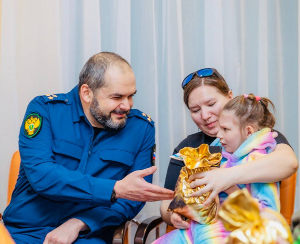 В преддверии празднования Нового года прокурор города Сургута Марат Тубеев принял участие в праздничном мероприятии для воспитанников