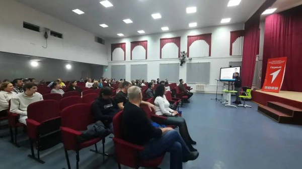 Депутаты Дмитрий Нечепуренко и Богдан Гужва отчитались вчера о своей деятельности за прошлый год перед избирателями Депутаты Дмитрий Нечепуренко и Богдан Гужва отчитались вчера о своей деятельности за прошлый год перед избирателями