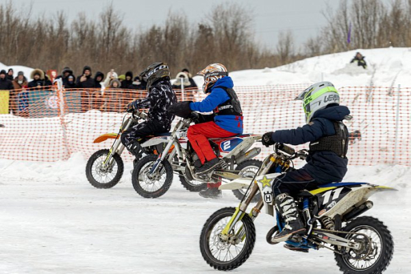 Мотогонщики Сургута покорили зимнюю трассу