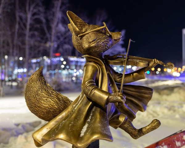 В Сургуте установили 7 новых памятников в виде бронзовых лисичек