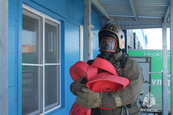 Пожарные Сургута заблаговременно научились борьбе с огнем на складе маркетплейса