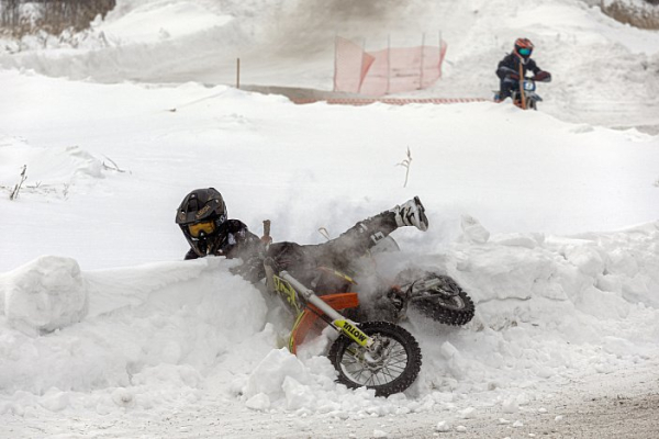Мотогонщики Сургута покорили зимнюю трассу