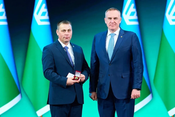 Губернатор Югры поздравил работников культуры и вручил премии за вклад в сохранение традиций и развитие творчества Губернатор Югры поздравил работников культуры и вручил премии за вклад в сохранение традиций и развитие творчества