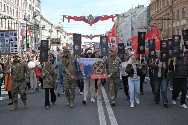 Новости к этому часу:. Более 100 тысяч человек вышли на &laquo;Бессмертный полк&raquo; в Петербурге