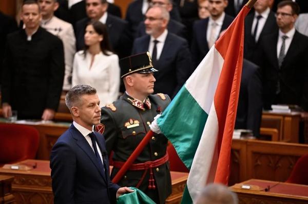 Новости к этому часу:. Более 100 тысяч человек вышли на &laquo;Бессмертный полк&raquo; в Петербурге