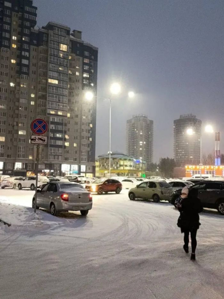 Подрядчик подсветил новую паркову у поликлиники №4 в Сургуте