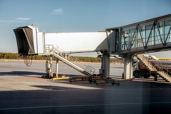 В Сургуте пьяный пассажир устроил дебош в самолете В Сургуте пьяный пассажир устроил дебош в самолете