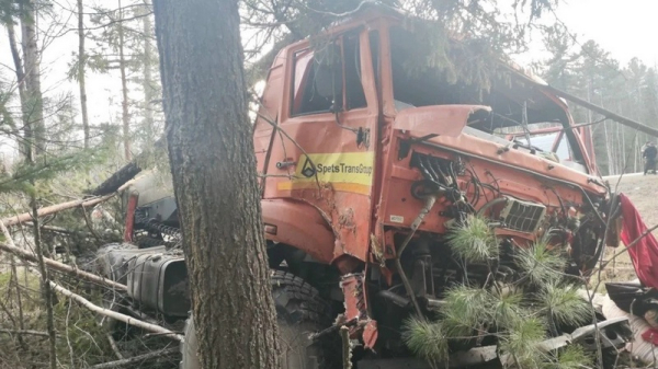 КАМАЗ вылетел на встречку и врезался в фуру на трассе в Югре